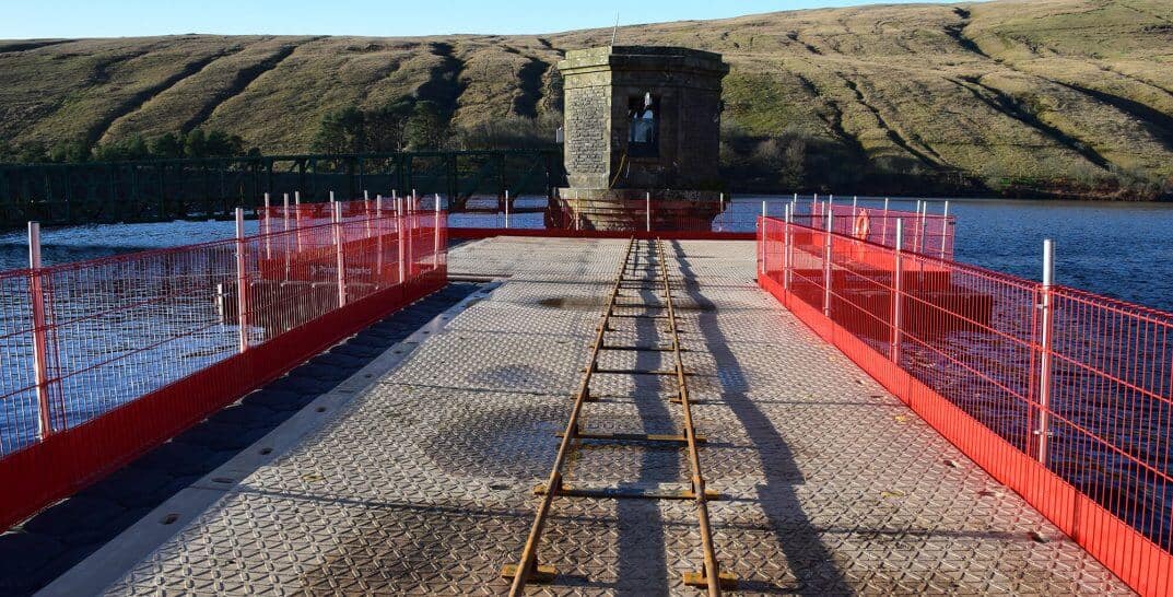 12m x 12m working platform with two 4m x 2m pontoon extensions to encapsulate the intake tower. This was connected to shore via a 60m ‘L’ shaped pontoon walkway with a 3m x 3.5m abutment section to the spillway wall