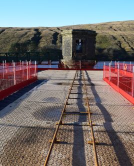 12m x 12m working platform with two 4m x 2m pontoon extensions to encapsulate the intake tower. This was connected to shore via a 60m ‘L’ shaped pontoon walkway with a 3m x 3.5m abutment section to the spillway wall